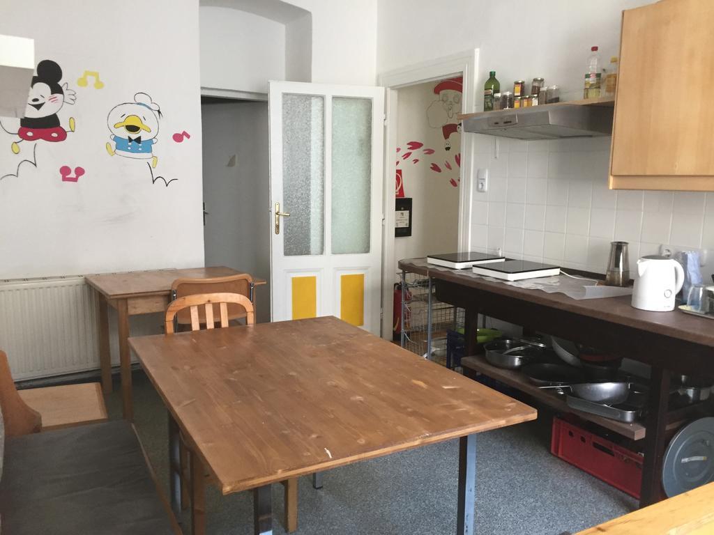 Chichilli Hostel Вена Экстерьер фото